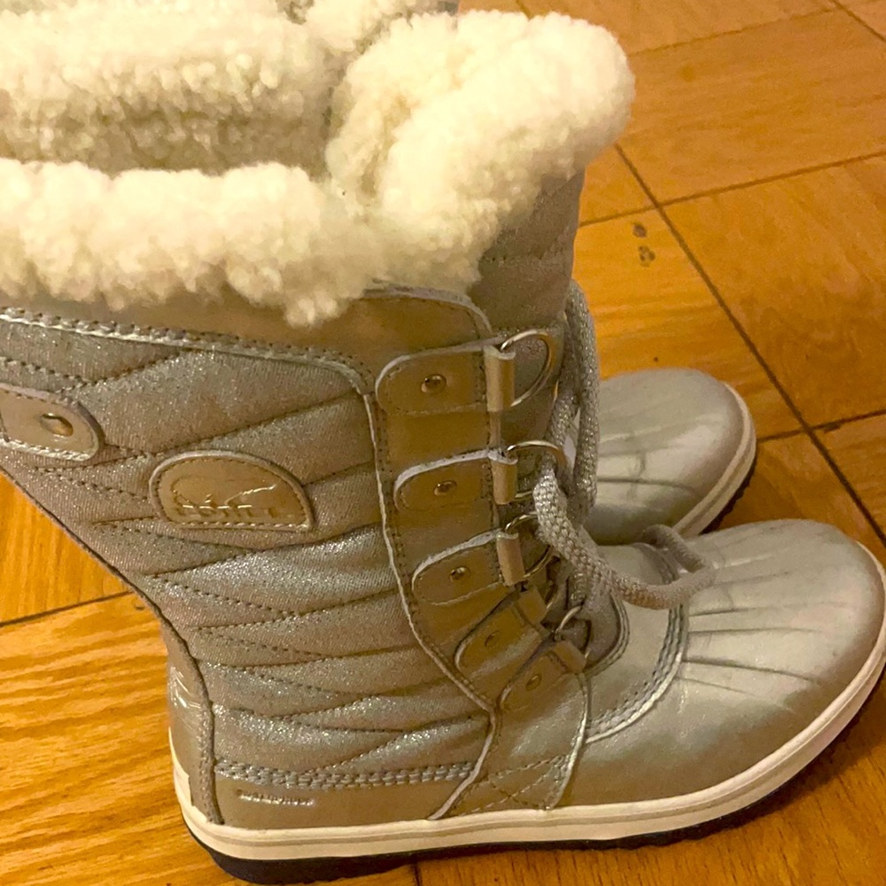 Sorel silver lace up boots